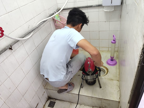三江镇管道堵塞冒臭气 专业师傅现场解决问题
