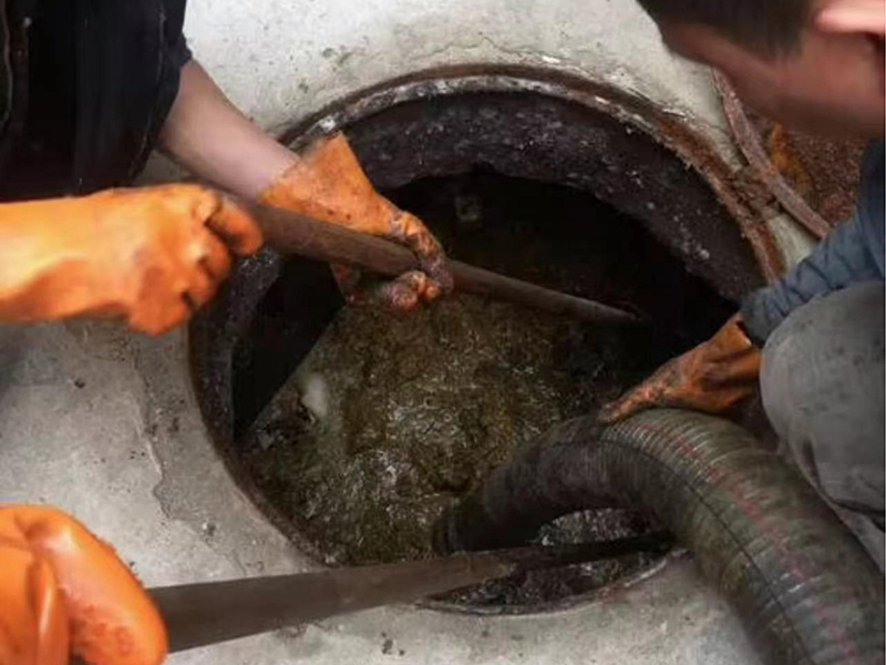 三江镇清理化粪池时如何避免沼气的危害？